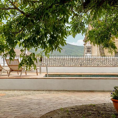 Apartamentos Turisticos El Patio Del Nogal กวาดาลูเป ภายนอก รูปภาพ