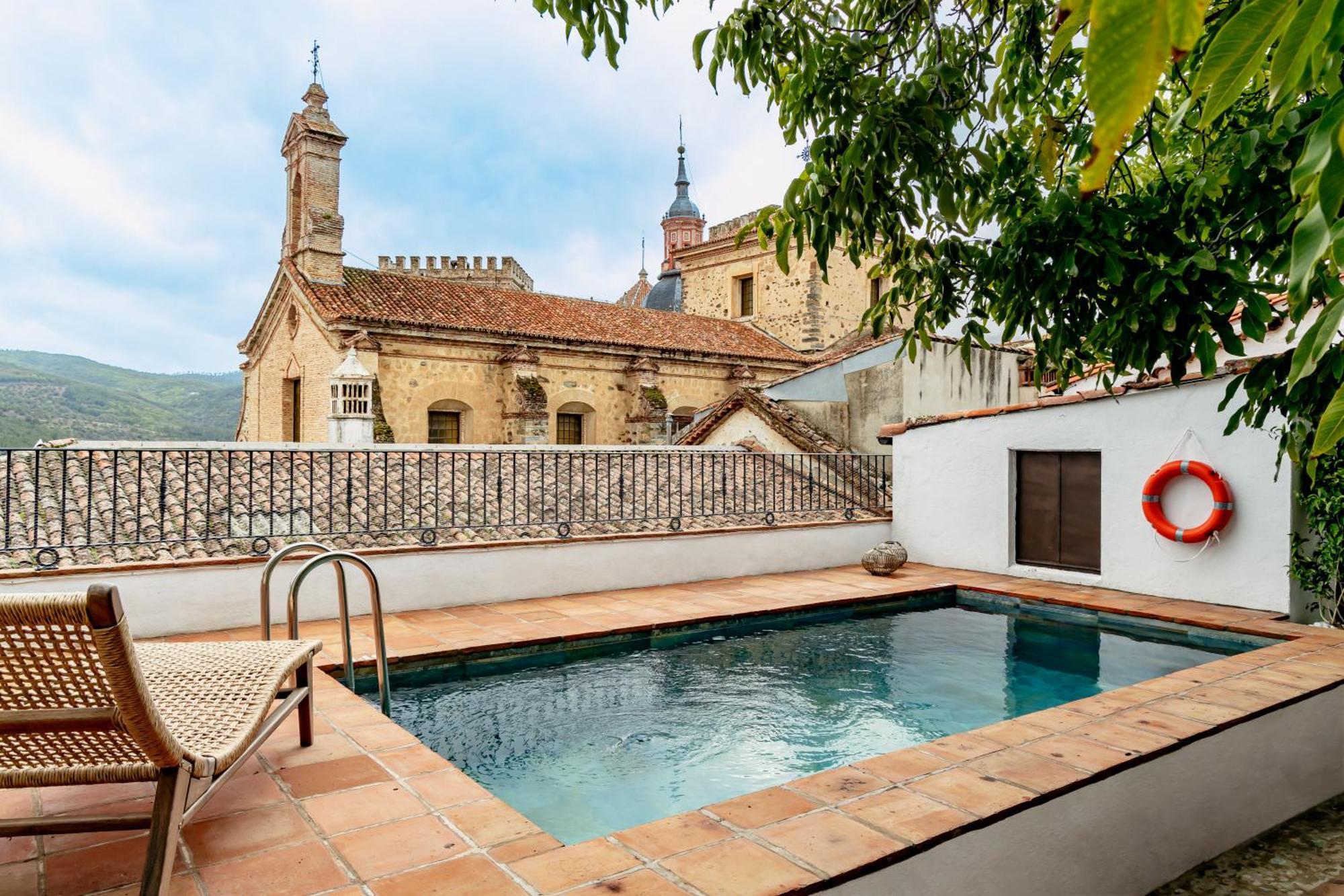 Apartamentos Turisticos El Patio Del Nogal กวาดาลูเป ภายนอก รูปภาพ