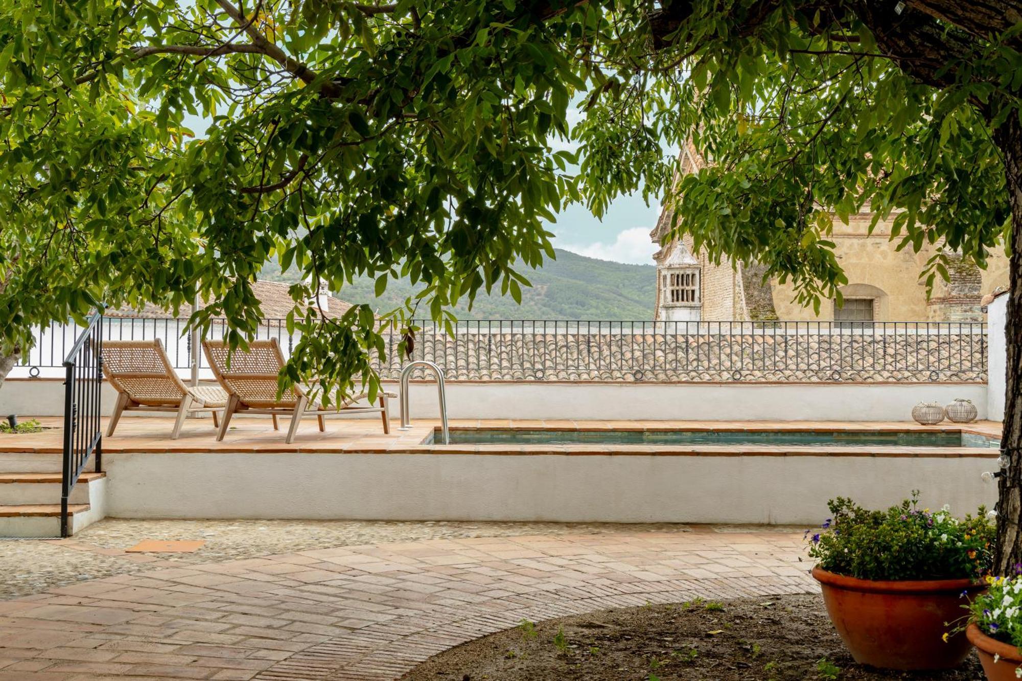 Apartamentos Turisticos El Patio Del Nogal กวาดาลูเป ภายนอก รูปภาพ