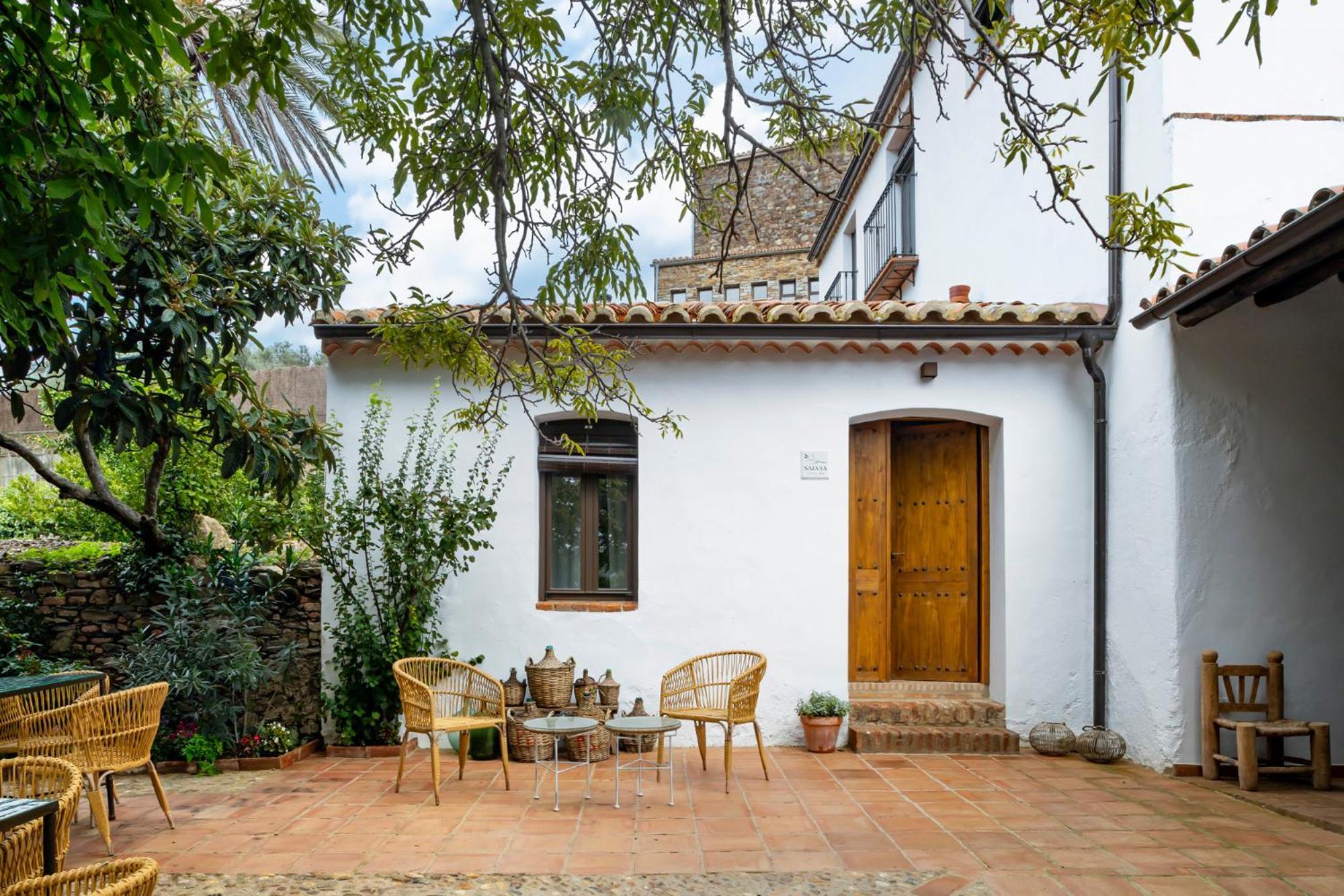 Apartamentos Turisticos El Patio Del Nogal กวาดาลูเป ภายนอก รูปภาพ