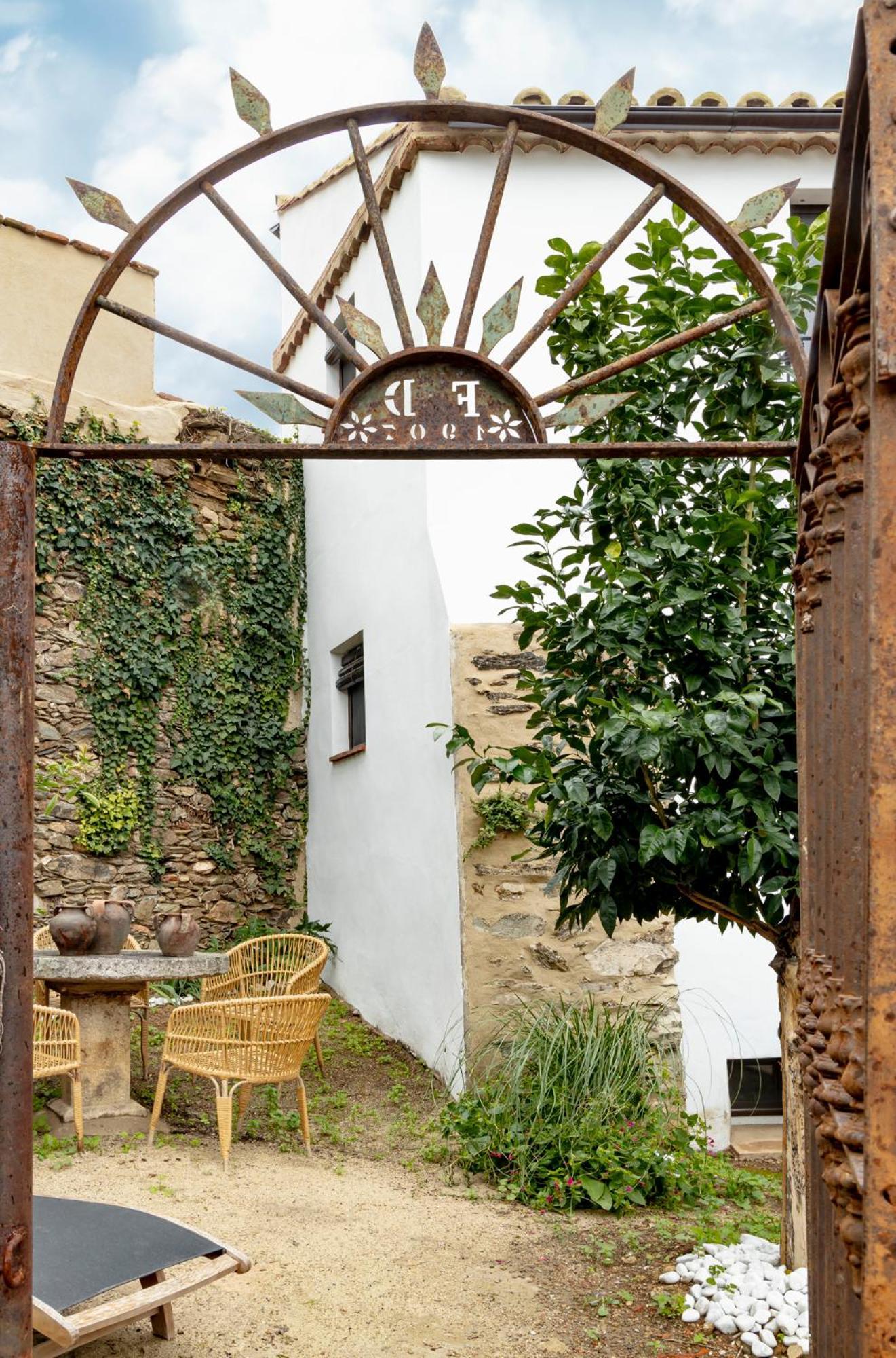 Apartamentos Turisticos El Patio Del Nogal กวาดาลูเป ภายนอก รูปภาพ