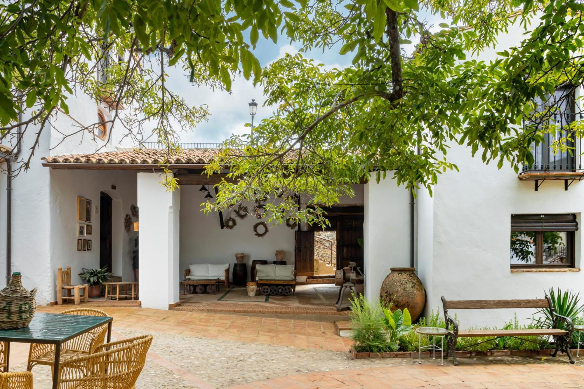 Apartamentos Turisticos El Patio Del Nogal กวาดาลูเป ภายนอก รูปภาพ
