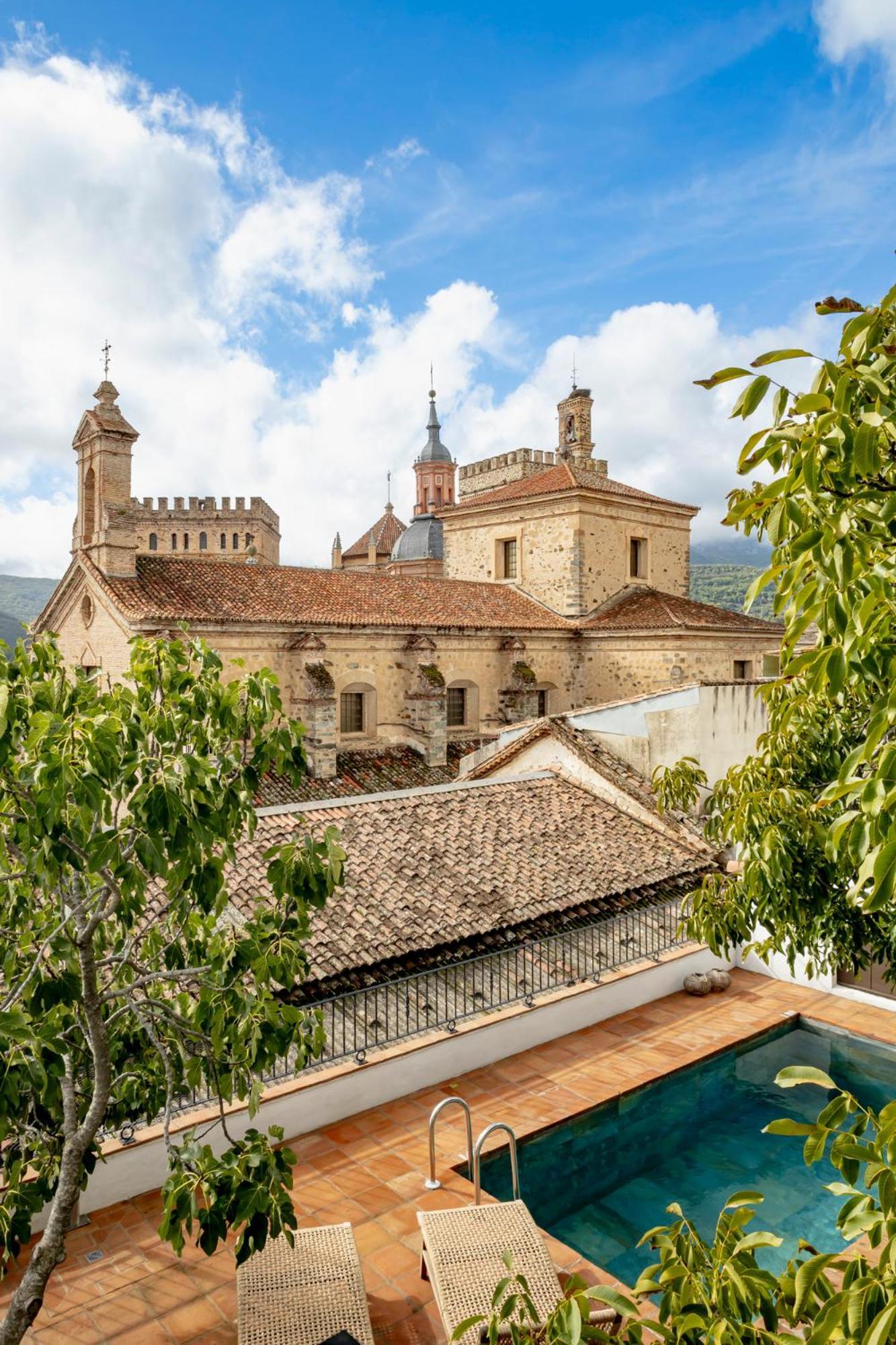 Apartamentos Turisticos El Patio Del Nogal กวาดาลูเป ภายนอก รูปภาพ