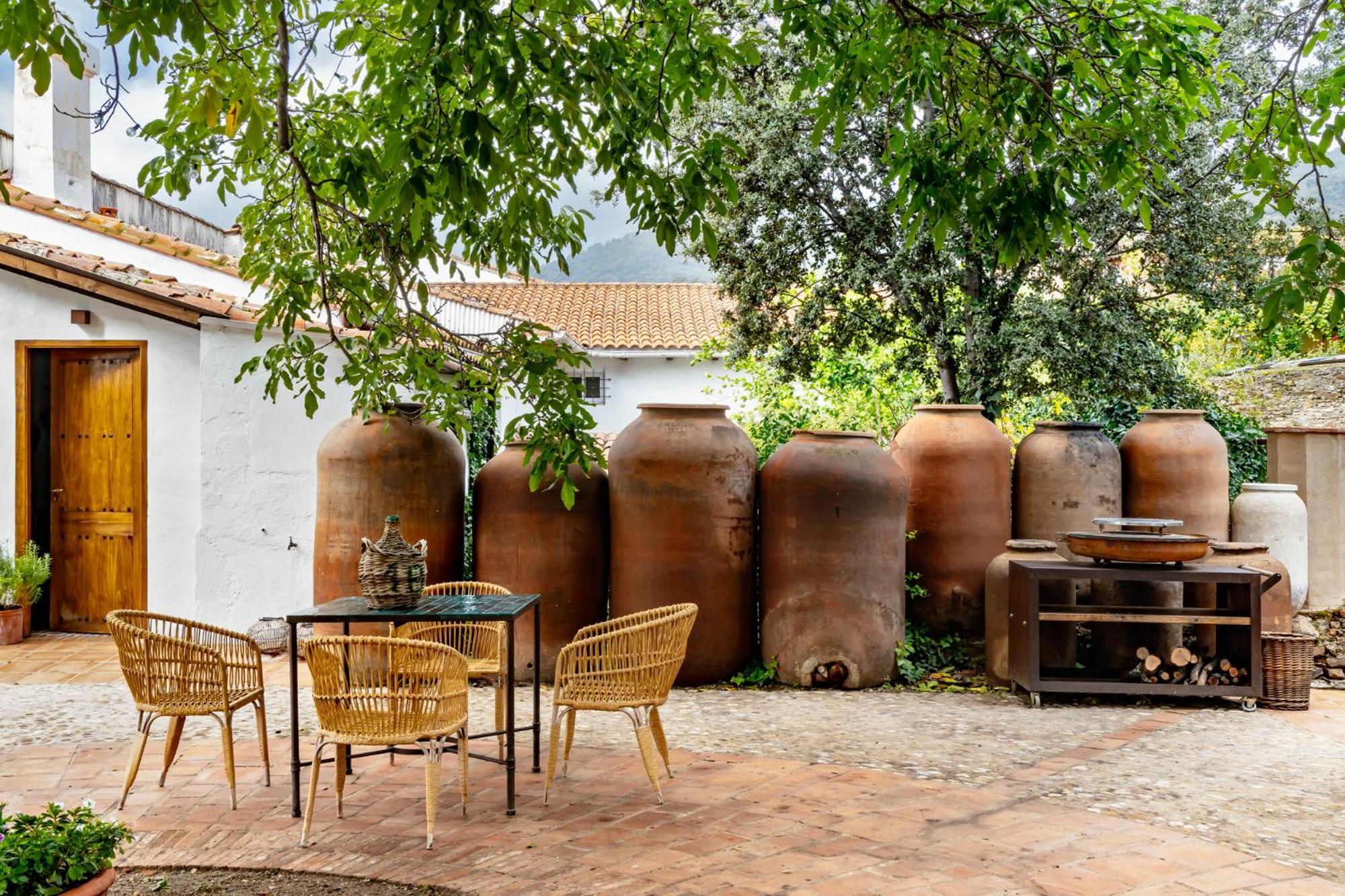 Apartamentos Turisticos El Patio Del Nogal กวาดาลูเป ภายนอก รูปภาพ