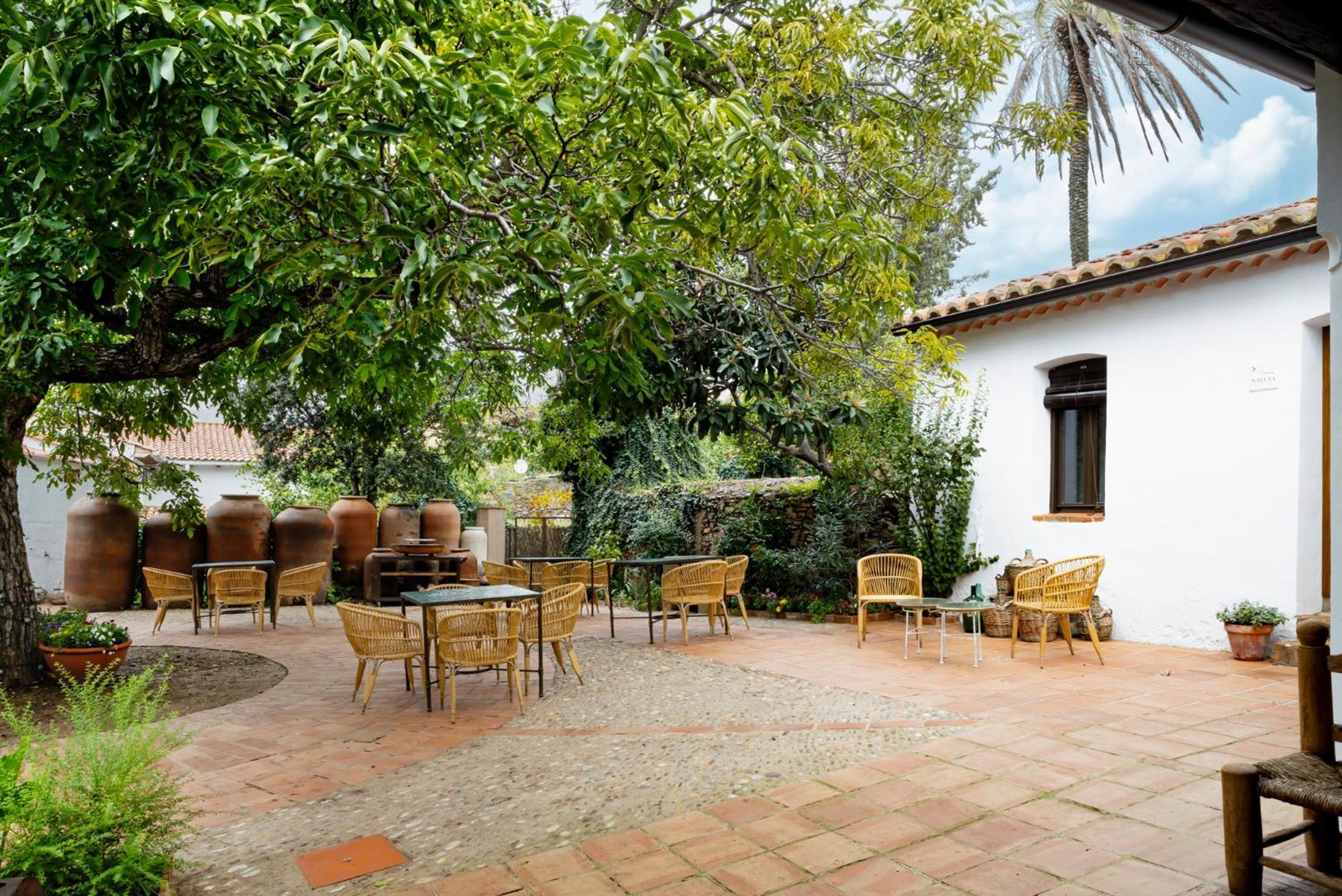 Apartamentos Turisticos El Patio Del Nogal กวาดาลูเป ภายนอก รูปภาพ