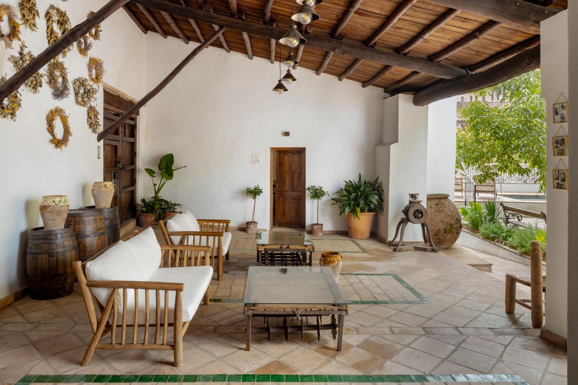 Apartamentos Turisticos El Patio Del Nogal กวาดาลูเป ภายนอก รูปภาพ