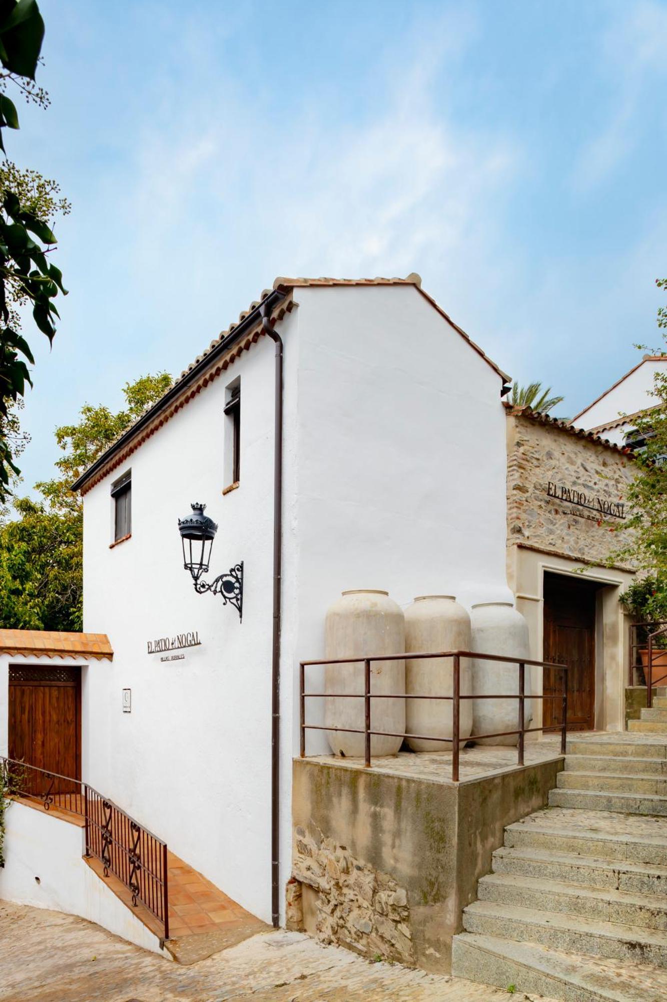 Apartamentos Turisticos El Patio Del Nogal กวาดาลูเป ภายนอก รูปภาพ