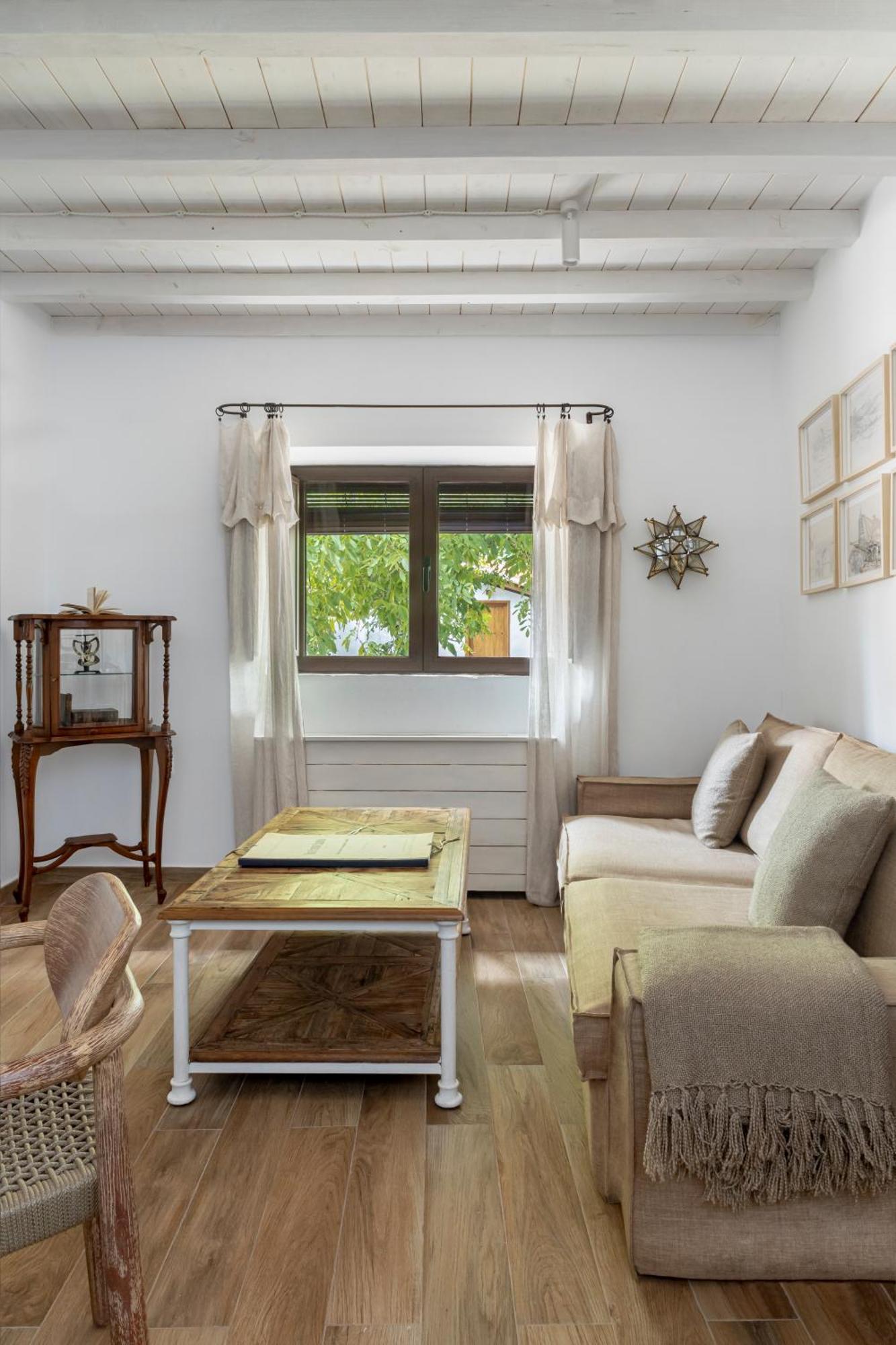 Apartamentos Turisticos El Patio Del Nogal กวาดาลูเป ภายนอก รูปภาพ