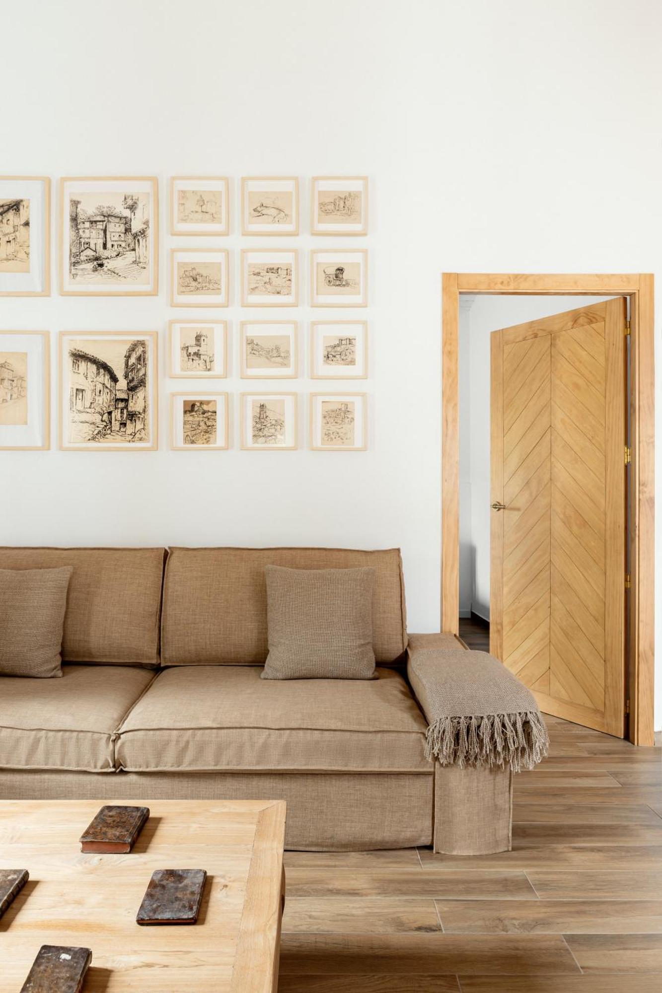 Apartamentos Turisticos El Patio Del Nogal กวาดาลูเป ภายนอก รูปภาพ