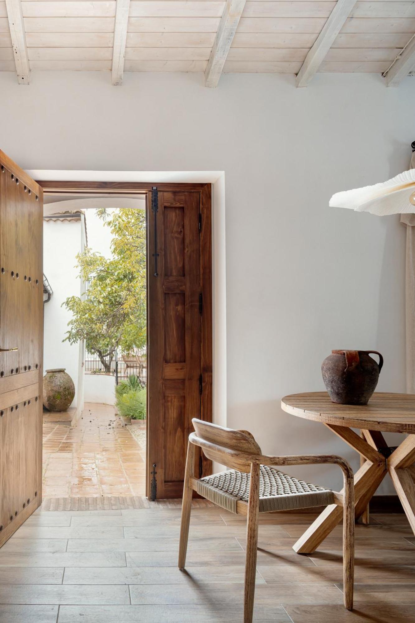 Apartamentos Turisticos El Patio Del Nogal กวาดาลูเป ภายนอก รูปภาพ